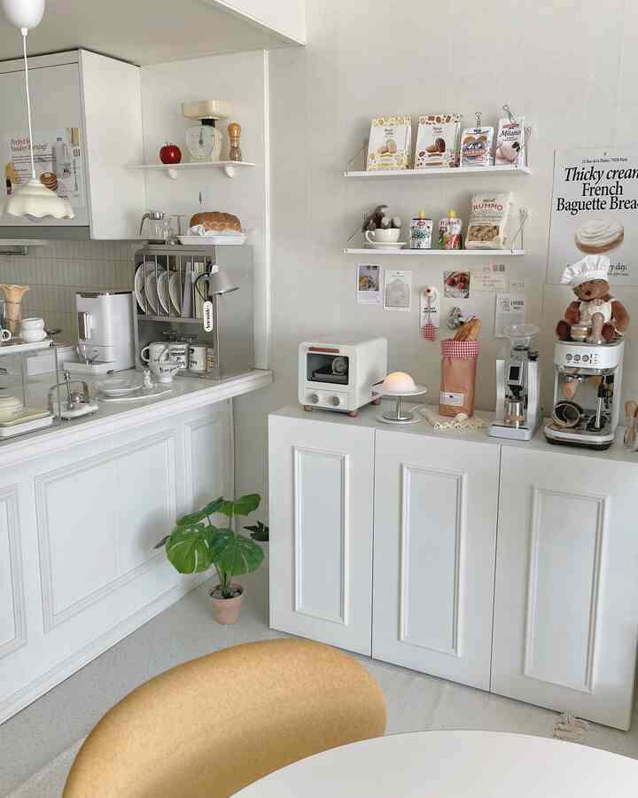 白を基調としたキッチン空間、ミニオーブントースターとコーヒーマシンが配置されたおうちカフェエリア