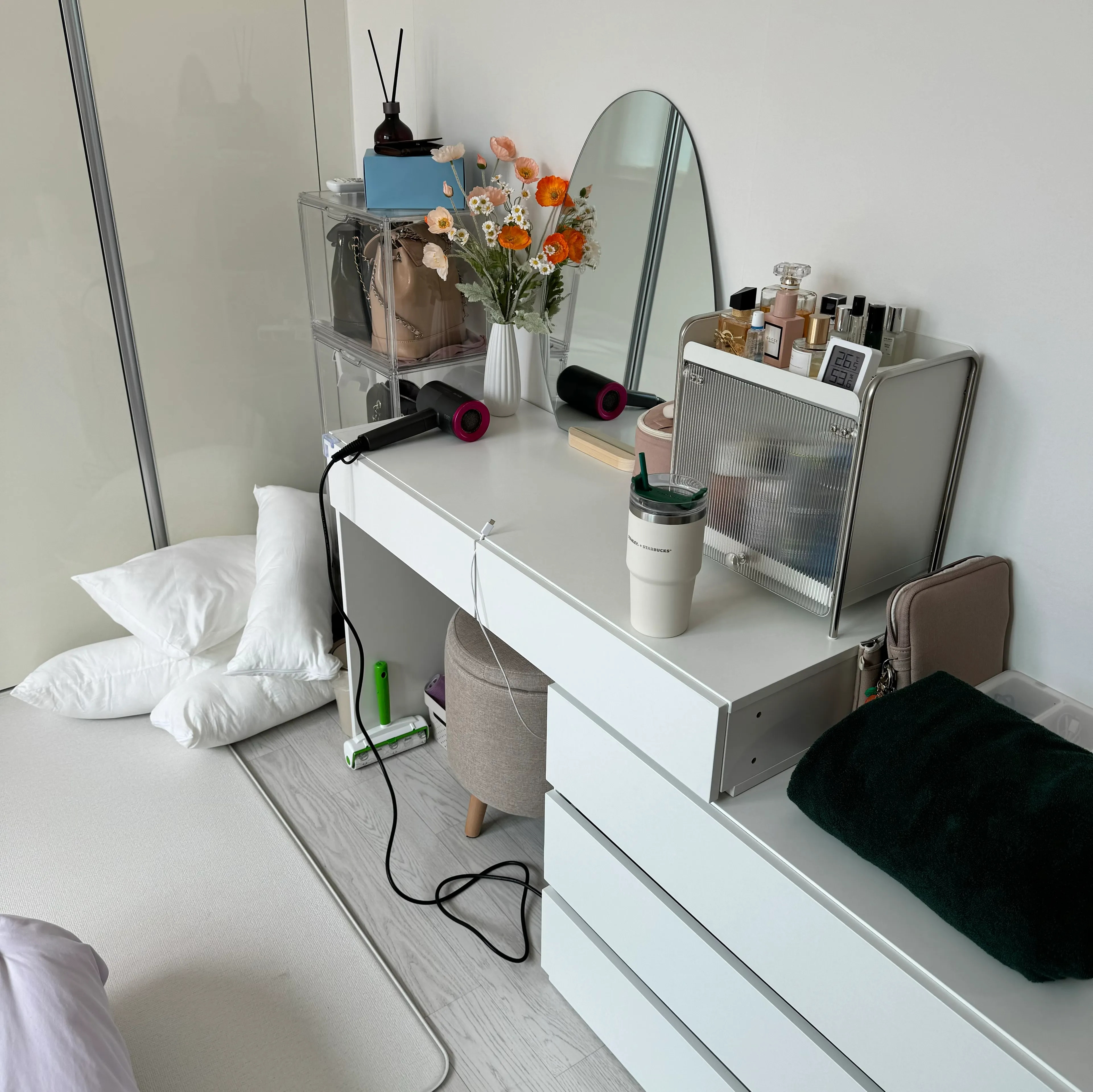 Metal Cosmetic Storage Organizer with Flip Door user photo
