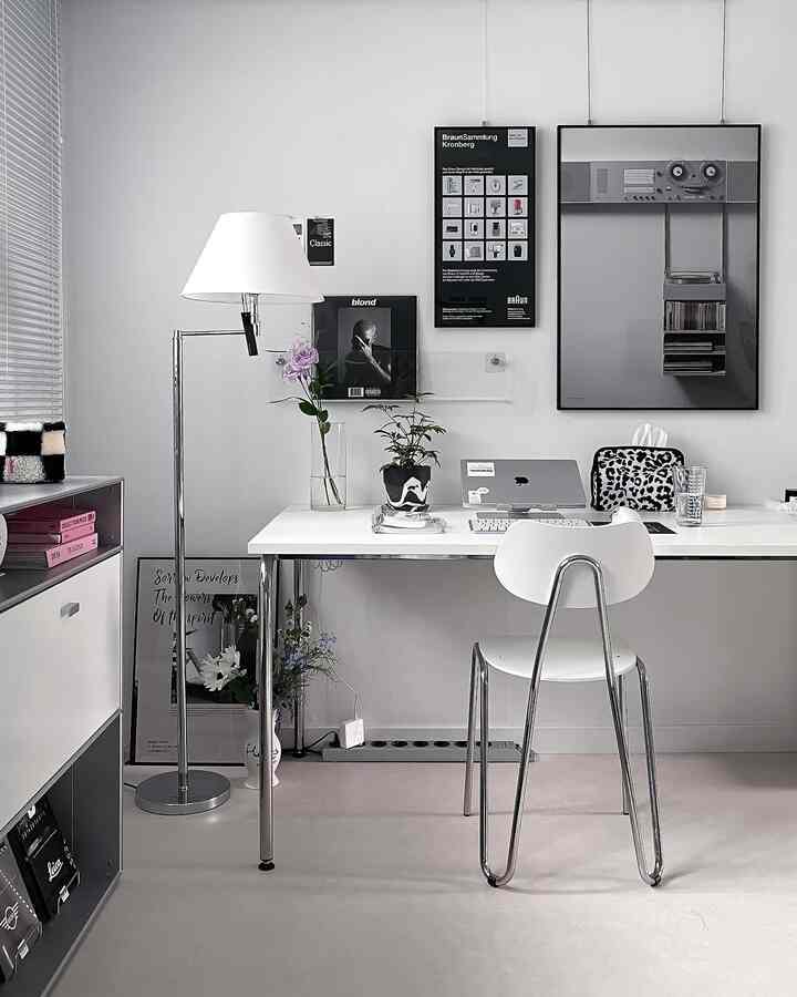 ゆみのデスクテリア Tip 📁👀

私は昔の家から壁に机を貼っておいて、MacBook、ポスター、照明、小物、椅子、植物などで周りを飾ってきました！

時々カラフルな時にはモダンに飾るのに良いスタイリッシュな家具を探しているなら、L＆Cスタンダールのアキロテーブル＆アルノ/カムバックチェアを本当にお勧めします🌟

今寝室は昔の家より小さくなってアルテックアルトテーブルをこのように配置していますが、家具や小物だけが変わっても変わりましたよ🤎

次にウッド＆ホワイトデスクテリアムードも連れてきます :) #홈오피스 #데스크테리어족 #데스크테리어 #데스크셋업 #데스크셋업 #deskspace #deskdecor #homedecor #homeoffice  #책상꾸미기 #책상추천 #의자추천 #엘앤씨스텐달  #빌라인테리어 
