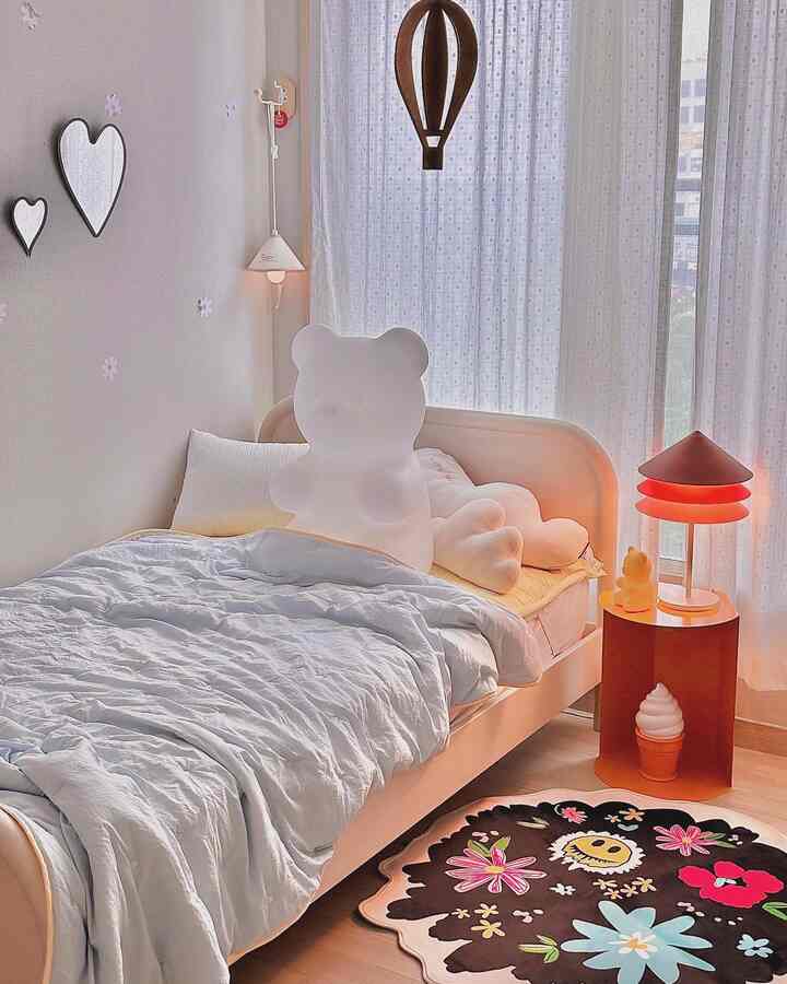 金曜日🧡 

一晩仕事で夜勤の夢を見て
とても急なダウン状態でやっと立ち上がる
ゆっくり出勤準備🫥

今日は天気も曇っているので、いつも飲んだラテ
甘いバニラシロップたっぷり追加💛

虎の元気を上げてください。 
リビングルームとベッドルームと別のコンセプトのリリーバンで 
ヒップな新しいラグを敷く 🫣

リリーが大きくなると、一つずつ小物欲が出る。
携帯ゲームも家を飾るのを見ると
だから早期教育が重要だと感じています。
（これがあれば、数学を解くことを見せなければなりませんでした🫣）

楽しい金曜日になろう！
🙂🌼🌺🪐⭐️

＃学生部屋インテリア＃ワンルームインテリア
#キッズルームインテリア #kidsroomdecor #ベッドフレーム
＃子供部屋のインテリア＃小学生部屋＃女の子の飾り
＃子供の飾り
#キッズルームインテリア #キッズルーム小物 #学生部屋インテリア
＃学生部屋を飾る＃ラグ＃照明＃スタンド＃かわいいテム最高 
＃ナドクリエーター＃ミニラグ＃ミラー＃小道具インテリア 