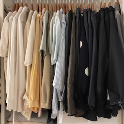 👚드레스룸 정리👖 잘산템 5가지‼️
1️⃣ 오픈 드레스룸으로 최고 만족템 “한샘 스테이 드레스룸”
모듈형이라 내가 원하는 구성으로 
구입할 수 있어서 좋고 
추가로 연결형구매도 가능하다는 점이 포인트 !
2️⃣ 홈앤하우스 원목 옷걸이 
옷걸이만 맞춰도 괜히 정리 잘 되어있는 것 같은 느낌😄
어깨뿔 안생기고 잘 흘러내리지도 않고 
나무가시 같은거 없어요!!
3️⃣ 자주 90도 꺾인 S자 고리 
S자가 90도로 꺾여서 모자, 가방 같은걸 걸을 수 있는데요 
꽤 큰 사이즈라 여러개도 주렁주렁 걸리네요! 
자주 쓰는 에코백 걸기에 딱 좋아요
4️⃣ 논슬립 바지걸이 
바지정리는 이거 하나면 끝.
집게로 거는게 아니라 자국도 없고 논슬립이라 
탄탄하게 잡아줘요!
5️⃣ 이케아 스쿠브 칸막이 정리함 
옷걸고 남은 공간에 쏙 넣어뒀는데
앞에 손잡이를 잡아당겨
양말, 집게핀, 곱창밴드 같은 악세서리류를
쏙~ 뽑아 쓸 수 있어요!
숨은 공간 활용하기 좋고
스쿠브 워낙 유명하듯이 탄탄한 재질이라 흐물거림 없이
칸 정리가 잘 되어 좋아요👍👍👍
#신혼부부잘산템 #오늘의우리집 #나도크리에이터 
#클래스상품태그 #오늘의힐링 #오늘청소완료 
#요즘뭐샀니 #드레스룸 #드레스룸정리 
#원목옷걸이 #논슬립옷걸이 #바지걸이
#가방정리 #에코백정리 #모자걸이 #모자정리 
#가방고리 #이케아스쿠브 #옷수납
#옷정리 #수납꿀팁 #수납템 #정리템 #살림살이
#정리수납 #오픈장 #오픈드레스룸 #맞팔 #수납의달인 #오늘의집에서샀어