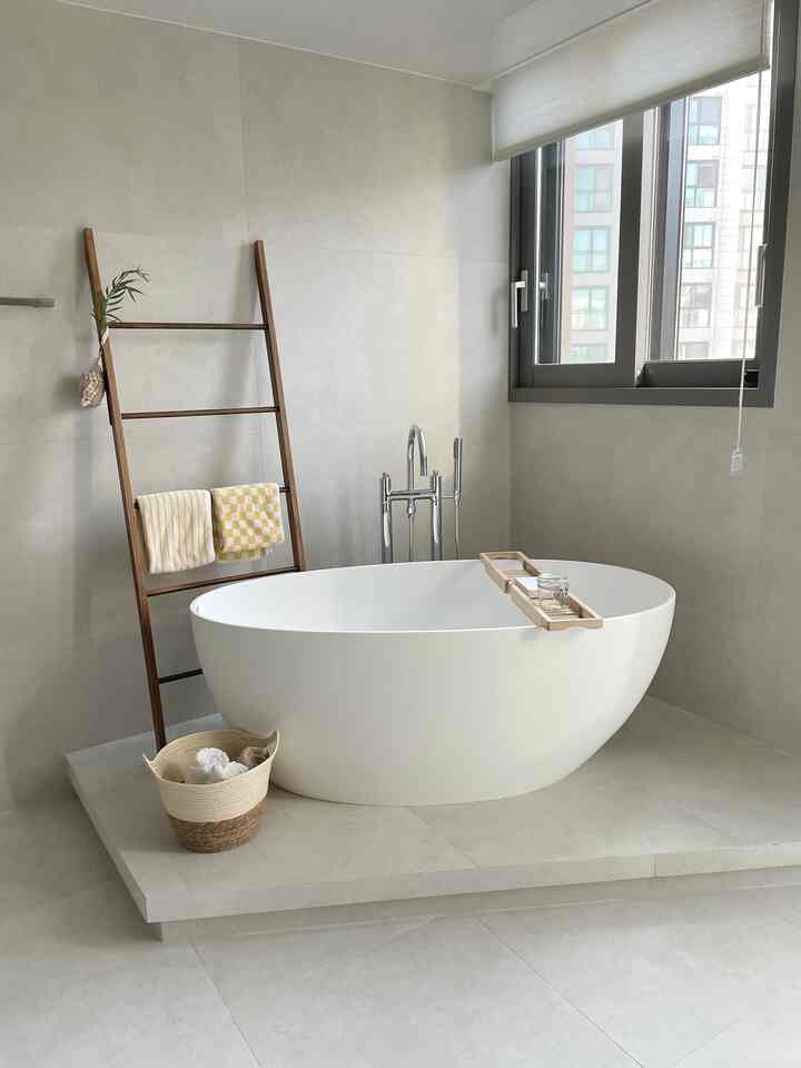 This is my bathroom that I designed myself. I was inspired by the bathroom I saw at a resort in Maldives that I visited. I work as a CG illustrator, so I used the tools I use at work to design it. I went through all kinds of trouble, including choosing the tiles myself, but I feel proud :) 

#BathroomInterior #욕실 #욕실타일 #이케아 #셀프인테리어 #반셀프인테리어 #타일 #리조트 #리조트인테리어 #프리스탠딩욕조 #아메리칸스탠다드 #프리스탠딩