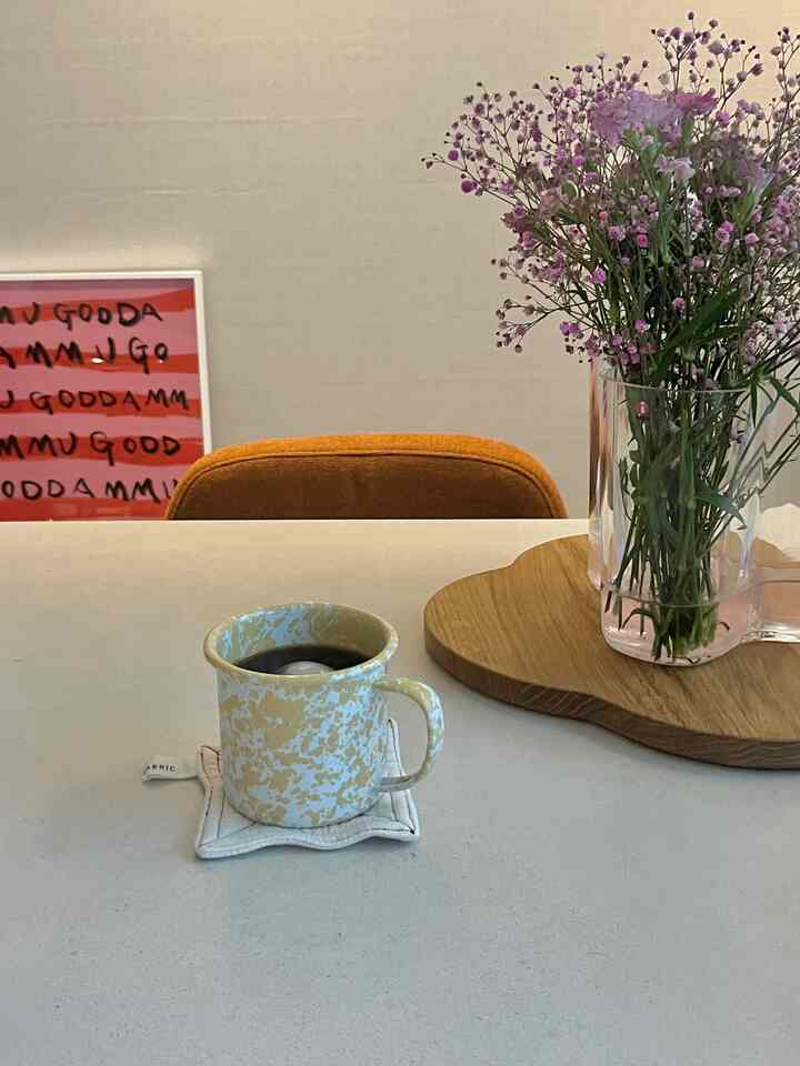 #私たちの家 #インテリア

今日は涼しく雨が降っています😊
家の掃除を終えて涼しくああ一杯🙌

最後に、夫がプレゼントしてくれた花束まで差し込んでください。
かわいい #ホームカフェ完成💐

＃オーハウス＃リビングルームインテリア＃新婚夫婦＃新婚旅行＃新婚インテリア＃クロウキャニオン＃マグカップ＃コースター＃花瓶＃花瓶＃イタラ＃アルバアルト＃トレイ＃バイリネ＃ダイニングテーブル 
