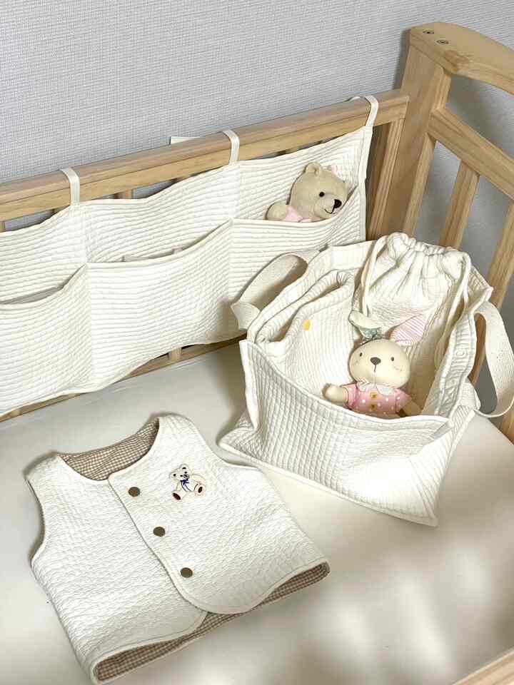 自分で作った小物でベビールームを飾る👶🏻

ヌビム生地一枚で様々な小物を作りました！ 

ベビーヌービーベストと 
おむつ整理ボックス、ポーチ、ベッドポケットなど 

ママの心で丁寧に😊💛❤️

＃一人の忍耐作品＃今日の私たちの家＃オーマイファブリック
＃今日の癒し＃今日のシーンカット＃赤ちゃんの飾り
＃赤ちゃんの小道具＃出産準備＃ハンドメイド＃ベビー服
＃ベビールーム＃ミシン＃ミシン日記＃ミシン＃趣味＃趣味日常
＃子育て日常＃子育て好き＃赤ちゃん育てる家＃ハンドメイド
＃小道具を作る＃ナドクリエーター
