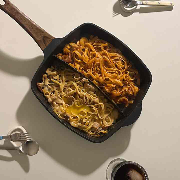 🍝ワンファンツーパスタ

ロッテマートで偶然買ったハーフファン.. 
妖物だった😋
トマトパスタには、フードソースを軽く入れてスパイシーに！
トゥンバのクリームパスタはおしゃれに！
最後に混ぜたら..  #집밥스타그램 #집밥요리 #집밥그램 #집밥일기 #식단 #식단일지 #식단스타그램 #다이어트도시락 #소통 #파스타 #pasta #원팬파스타 #diet #야식 #저녁메뉴 #맞팔  #레시피 #요리스타그램 #요리맞팔 #먹방 #푸드스타그램 #ftc3기자기소개 #ftc3기자기소개 #오홈스토랑 
 