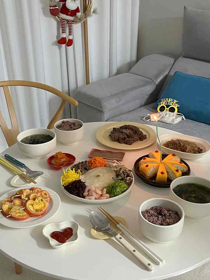 #오늘의우리집 #남편생일상 🎂🍰🤍

今年本当に覚えていた夫の誕生日常、、！！
牛肉味わい汁、詩版、おいしいハート展、卵焼きケーキ、雑菜、いわゆる焼肉 

手が遅いので、あらかじめ準備するのに時間がかなりかかりましたが、
夫がおいしいとつぶやきを食べてくれて気分は本当に本当に良かったんだよね..♥