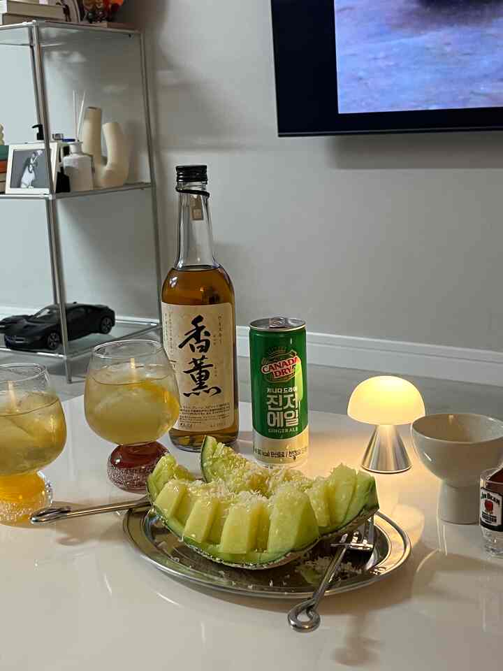 #여름 と思うメロン 🍈
ハモンがいなくて惜しいままグラナパノチーズだけガルガルして食べる！  #홈스토랑 #홈바 #신혼부부 #오늘우리집 #오늘의집 #homebar 