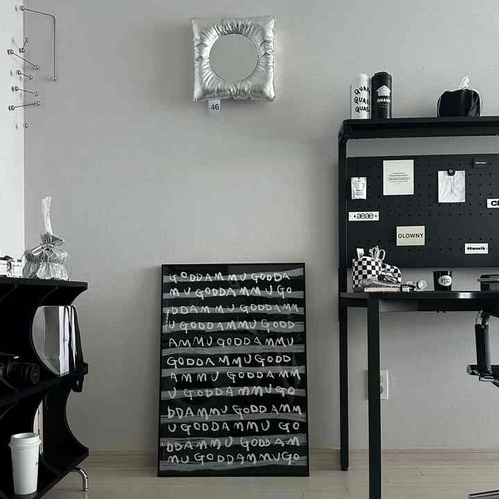 見たくない端子箱きれいなポスターフォトフレームで隠す🖤
個人的にはトゥヌゴハンダシリーズの昔からきれいだと思っていましたが、
ブラックフレームの額縁と喧嘩！王は大きいので王はきれいです...🥺
 #뚜누 #tounou #뚜누포스터 #뚜누포스터액자 #포스터 #포스터액자 #포스터추천 #포스터액자추천 #블랙인테리어 #인테리어소품 #소품인테리어 #셀프인테리어 #무채색인테리어