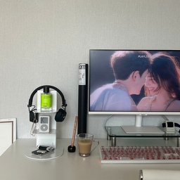 나만의 공간을 너무 좋아해서, 데스크도 취향에 따라 
그리고 그때 그때 기분에 따라 바꾸곤 해요~ 
오늘은 산뜻한 청춘영화같은 플레이리스트를 틀어놨더니!
분위기 무엇인지 ~ 언제 느껴본 적이나 있는건지 모르겠는,
약간 설렘 가득한 데스크가 되었네요? 
화이트 데스크테리어도 좋고, 블랙 데스크테리어도 좋구요!
#오늘의우리집 #데스크테리어족 #오늘장면한컷 #맞팔
#나의한잔기록 #사소한취향한장 #예쁜템최고야 #전국내방자랑
#데스크테리어 #데스크테리어소품 #데스크셋업 #데스크정리 
#책상꾸미기 #책상인테리어 #플레이리스트 #모니터받침대 
#삼성모니터 #앱코키보드 #키캡 #마샬 #아이팟 #애플워치거치대 