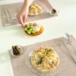 6월 첫 날의 아침💛콘크림파스타🌽
지난 집들이 때 남은 식재료들로 뭘 해먹지 하다가
냉장고파먹기!
냉파엔 역시 파스타가 직빵이죠?
맛있을까싶었는데 맛도 있더라구요?
예쁜 접시에 잘 차려먹으니까 더 맛있어요. 크크크😇
노란 콘크림 파스타처럼 밝고 활기찬 6월이 되길✨
#신혼집밥 #오홈스토랑 #브런치 #파스타접시 #파스타  #투명접시 #듀라렉스 #플레이팅 #냉장고파먹기 #팻보이 #fatboy #조명 #조명인테리어 #홈스토랑