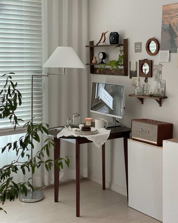 白と木目調の書斎、モニターと棚、雰囲気のあるおうちカフェ風インテリア