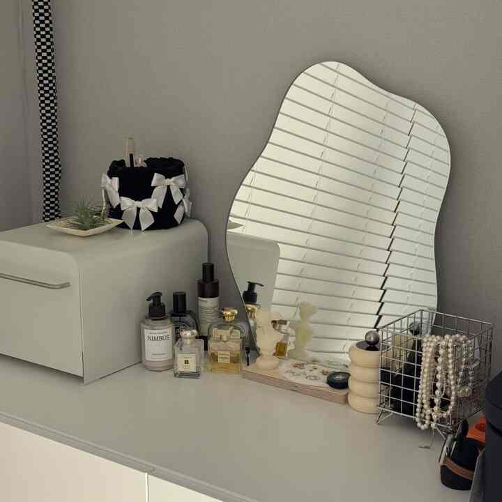 #화장대 #화장대거울 #화장대인테리어 #화장대정리 #화분인테리어 #화이트인테리어 #화장대꾸미기 #화장품정리함 #예쁜템최고야 #갬성인테리어 #원룸 #원룸꾸미기 #원룸가구배치 #원룸공간분리 #공간활용
#26型 #원룸인테리어 

化粧台を別に置きたかったのですがワンルームでは簡単ではありませんでした😂 
長い引き出しの上を化粧台にしました。 
化粧台をどのように飾るのか、できるだけきれいですが、ムードも見逃したくありませんでした。 

もともと全身鏡を非定型に置こうとしたが鏡のクローゼットを買う風に… ㅎㅎワンルームに3つの大きな鏡があるのはとても負担になるので、小さな非定型鏡で満足することにします。 
ただ鏡より非定型に置くと雰囲気が柔らかくなる感じです。 

そばに鉄テリアハンスプンテムはコーヒーカプセルを入れてたくさん入れているようですが、私はヘアピンたちを入れておきました。

化粧品はニッチの引き出しに入れて置きましたが、とてもきれいだったので好きで台所には小さなサイズでもう一つ置きました。

ニッチの引き出し装置にイオナンサパールの犬の上に置く 
私は植木鉢に綿棒や人工涙など、よく使うテムを入れて置きました🎀プリンセスプリンセススプーン 

今、ダイソンエアラップ据え置き台だけを変えればいいのに、何か気に入る製品がなくて、まだ巨大なロッカーと一緒に…。笑  

足の部分が引き出しだからお父さんの足を除いては満足のいく私の化粧台でした🖤
