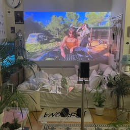 오늘의 우리 집은 아늑한 홈시네마🎬✨
요즘 저희 집의 저녁 분위기를 책임지는 LG 시네빔 큐브를 소개합니다🫧
4k UHD 120인치로 크고 선명한 화면 보이시나요! 가득 채우는 시원시원한 화면에 쨍한 색감 표현이 정말 예술이에요••
버튼만 누르면 자동으로 화면 조정해주는 오토 포커스 & 오토 키스톤 기능이 있어 더욱 편하게 사용 가능하고, 제일 중요한 OTT도 다양하게 있어 영화도 보고 노래도 듣고 더욱 풍부한 문화생활을 즐길 수 있답니다-!
컴팩트한 사이즈로 이동하기도 편하고 오브제로 두어도 정말 예쁘죠! 따로 사용하다가 시네빔 큐브 전용 스탠드에 설치해주면 더욱 본새나는 홈시네마 완성이에요🩶
여러분도 LG 시네빔 큐브와 함께 완벽한 홈시네마 라이프를 즐겨보세요🦦
#오감리뷰 프로그램을 통해 제품을 제공받아 직접 사용하고 스타일링한 후기입니다.
#시네빔큐브 #4k빔프로젝터 #미니빔 #캠핑가전 #빔프로젝터 #LG시네빔 