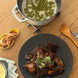 [쿠쿠 전기밥솥 갈비찜🤎]
매번 열일해주는 쿠쿠 트윈프레셔 밥솥으로 드디어 소갈비찜을 해보았어요,,🩻
밥솥은 당연히 내돈내산 ^_^ 쿠쿠에서 협찬받는 삶은 어떤 삶일까요?
아무턴 고기만 먹을 수는 없으니 남편 좋아하는 완두콩밥도
누룽밥st로 하고,,
계란찜도 자그맣게 했는데 오늘 다 맛있어서 행복하네요✨
📝전기밥솥 갈비찜
- 재료 : 갈비찜용 소고기 1.2kg, 당근 1/2개, 양배추 한줌 (생략가능), 깐은행 10개
- 소스 재료 : 진간장 150ml, 갈아만든 배 50ml, 설탕 1T, 알룰로스 170ml, 다진마늘 1T, 참기름 1.5T
1. 냉동 소고기는 반나절정도 해동해주시고 찬물에 설탕 2t를
넣고 담궈서 핏물을 제거해주세요.
2. 소스재료를 모두 섞은 다음 고기, 당근, 양배추, 은행과 함께 푹 30분이상 재워주세요.
3. 전기밥솥에 재워둔 고기와 야채를 넣어주세요. 양념은 아까 양념의 2/3만큼만 함께 부어주세요.
4. 고압찜 모드로 40분 고압취사하면 야들야들 아주 맛있는
갈비찜 완성!
이제 갈비찜은 밥솥으로만 해야겠어요.
부드러움의 차이가 엄청나네요! 물론 취사하면서 난장판됩니다😅 사진에 저 양만큼 한번 더 퍼서 먹었어요🫰🏻
🥚계란찜
- 재료 : 계란 3개, 물 120ml, 다시마, 미림 0.7T, 참치액 0.7T, 참기름 0.5T, 후추 약간, 쪽파 0.5T
1. 미니 뚝배기(12cm)에 다시마 물120ml를 붓고 끓여주세요.
2. 계란3개에 미림을 0.7T 섞어서 풀어주세요.
3. 물이 끓으면 약불로 줄이고 참치액0.7T를 넣고 계란물을 부어주세요.
4. 끓이면서 열심히 저어주면 계란이 몽글몽글 스프처럼 변하는데 그때 뚜껑을 닫아주세요. 1분정도 더 끓이면 계란찜이 부풀어 올라요.
5. 뚜껑 열고 참기름과 후추를 약간 더하고 다시 뚜껑 닫고 30초기다렸다가 드시면 제일 맛있어요! 
🫛완두콩 솥밥
- 재료 : 쌀 1.2컵, 다시마 물 1컵, 완두콩 3T
1. 쌀은 30분정도 물에 불려주세요.
2. 완두콩도 10분정도 물에 불려주세요.
3. 솥에 자작하게 쌀과 다시마 물을 함께 채워서 끓여주세요.
4. 처름에는 중불로 13분 끓이고 약불로 줄여서 10분 더 끓이고 불 끄고 10분 뜸들여 주세요!
#쿠쿠밥솥 #쿠쿠트윈프레셔 #전기밥솥갈비찜 #갈비찜 #완두콩 #솥밥 #오홈스토랑 