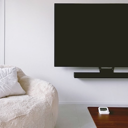 거실 아트월쪽 분위기입니다. 
86인치 벽걸이 시공으로 마무리 했고
소파와 TV 사이에 테이블을 두었습니다. 
#거실인테리어 #거실꾸미기 #LGTV #86인치 #까사미아 #거실테이블
