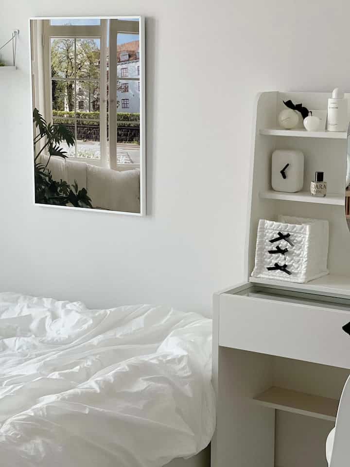  #누다라 #nudara #perfume #오드퍼퓸 #명품향수 #향수선물 #향기스타그램  #화이트침실 #화이트화장대 

