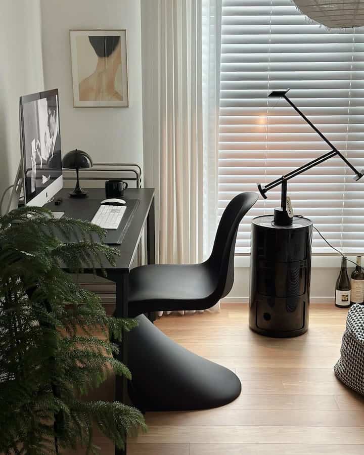 A study in my house full of black,
I want to change the structure, but I don't have any ideas.
Today, I looked at pictures of houses.
I think I’ll think about a new structure 🙌🏽

#Study #서재꾸미기 #서재인테리어 #홈오피스
#Home office interior #책상 #책상인테리어 
#Desk interior #조명인테리어 #테이블조명
#Wireless Lighting #아르떼미데 #아르떼미데티지오 
#Louis Poulsen #루이스폴센판텔라미니 
#Vitra #비트라팬톤체어 #카르텔 #카르텔콤포니빌리 