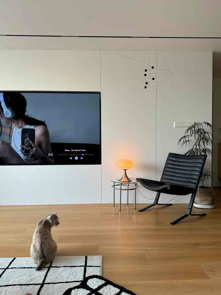 ＃ミニハウス＃リビングインテリア 

83インチ大型テレビが完全に埋め込まれている
きれいな私たちの家のリビングルームの壁 - ！
＃モールディング＃ムーンラインインテリアとフィルム仕上げがおすすめです：）
そこにきれいなライン照明まで〜

＃リビングルームインテリア＃照明インテリア＃ビンテージ照明＃猫の家＃構築インテリア＃リモデリング＃アパートのインテリア 