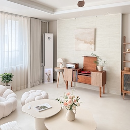 제품제공/ 에어컨 내부 청소
어떻게 하고 계신가요?😮
필터 청소만으로는 뭔가뭔가 찝찝..하고
업체를 부르자니 귀찮고 부담스러울 때,
LG 휘센 오브제컬렉션 뷰 에어컨은 클린뷰 구조로
상단부를 직접 열어 청소할 수 있어요👍🏻
나사 1개만 풀고, 버튼을 딸깍 누르면
속 시원하게 내부를 볼 수 있으니까
여름마다 왠지모르게 찝찝했던 기분은
이제 날려버릴 수 있을 것 같아요ㅎㅎ
그나저나, 뷰케이스 꾸밀 공간 생기니까
자꾸 바꾸고 싶은 거 있죠ㅋㅋㅋ
새로운 장난감이 생긴 기분이랄까요🤣
담엔 뭘로 꾸며볼까낭🤔 크크크
#오감리뷰 프로그램을 통해 제품을 제공받아 직접 사용하고 스타일링한 후기입니다.
#LG에어컨 #LG휘센 #LG휘센뷰 #인테리어에어컨 #휘센뷰케이스 #커스텀에어컨 #벽걸이에어컨