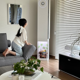 특별한 것은 아이들이 더 빨리 알아보는것 같아요💛 
우리의 라이프 스타일을 
담아낼수 있는 에어컨 이라니…
너무 멋진 여름의 시작이에요~!
LG 휘센 오브제컬렉션 뷰 에어컨은 
하단에 ‘뷰케이스’를 장착하면 
아이들이 공들여 완성한 레고를 
작품처럼 넣어둘수 있어서🏰✨
막둥이가 너무 좋아하고 
뿌듯해하는 모습을 남겼어요🤳
특별함은 이걸로 끝이 아니에요:)
나사못 1개만 풀어내면 가구처럼 
문이 열리는 놀라운 ‘클린뷰’ 기능🙌🏻
너무 쉽고도 간단하게 내부를
직접 확인하고 셀프 관리가 가능해요!
그동안 상상만 했던 꿈의 가전을
실현해준 에어컨 이에요🙏🏻
스스로 실내온도를 적당하게,
바람세기와 방향까지 알아서,
AI 스마트케어로 더욱 편리하게
에어컨을 사용할수 있는데요💛
침실에도 휘센 벽걸이 에어컨이
있으니까 갑자기 더워진 요 며칠
날씨에도 침대 생활에 딱 맞춘
쾌적한 일상을 보내고 있어요:)
사용 후엔 송풍으로 열교환기
습기 제거를 도와주는 AI건조
기능까지 있어 올 여름 에어컨
관리 걱정은 전부 덜었어요🫶🏻
#오감리뷰 프로그램을 통해 제품을 
제공받아 직접 사용하고 스타일링한 후기입니다.
#제품협찬 #LG에어컨 #LG휘센 #LG휘센뷰 #인테리어에어컨 #휘센뷰케이스 #커스텀에어컨 #벽걸이에어컨 #거실인테리어 #미드센츄리모던