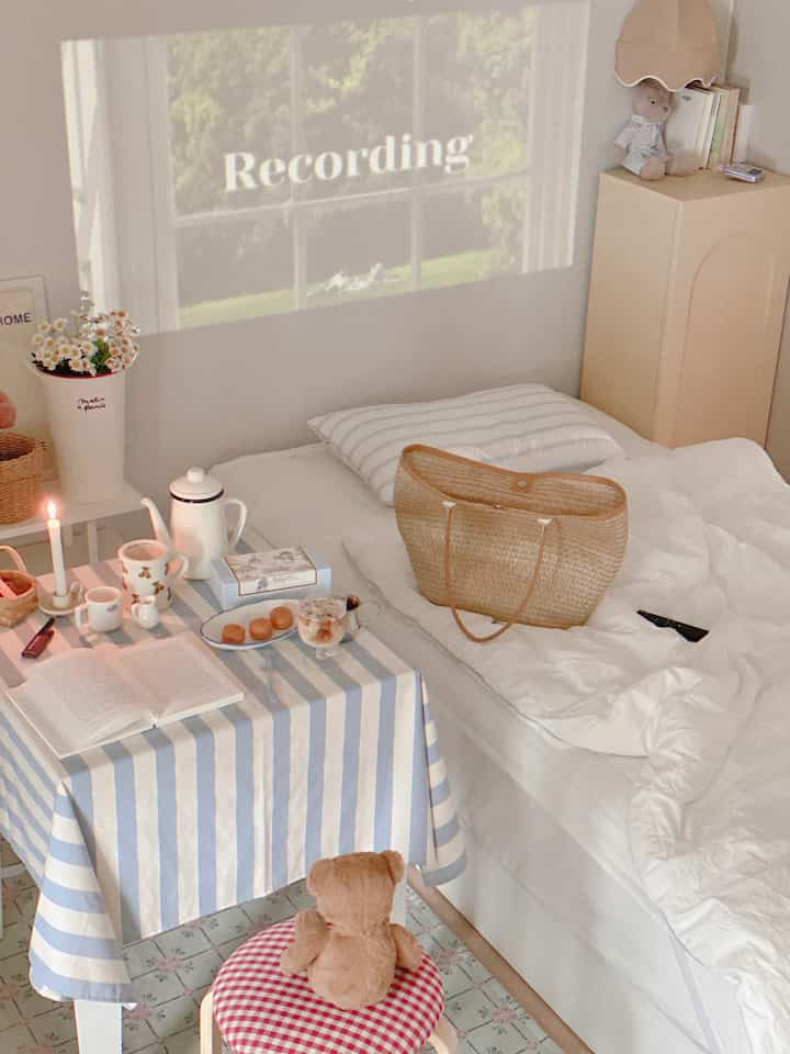 #미니집들이 #마이룸 #방꾸미기 #침실꾸미기
#Rumah hari ini #오늘장면한컷 #홈카페 #빔테리어 

pagi akhir pekan yang mendung
Mari kita mulai dengan perlahan dan santai.
Kamar tidur tanpa konsep-
Saya mengumpulkan furnitur di rumah dan menatanya.
Suasananya berbeda di mana pun di rumah😆
Suatu hari nanti, saya ingin menata rumah saya dengan suasana yang menyatu.
Saya kira demikian
Saya harus pergi membeli tiket lotre dulu💓

