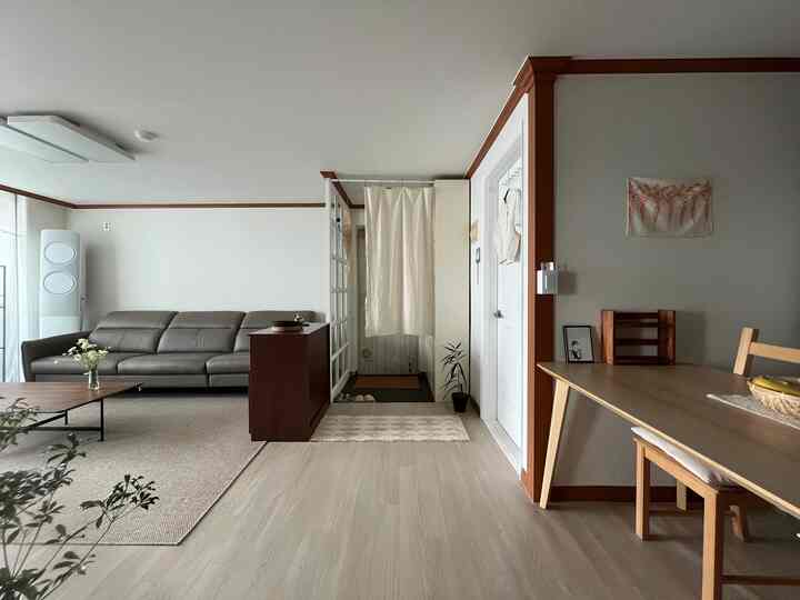 チェリーモールディングと一緒に私たちの家🤎

引っ越した初日からチェリーモールディングをよく生かしたかったです。濃い木製家具と明るいベージュでトーンを統一させました。それなりチェリーモールディングのインテリアにも十分な魅力がありますか？  #체리몰딩인테리어 #구축아파트 #구축인테리어 #구축리모델링 #셀프인테리어 