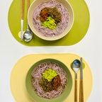 24.06.08
잔치국수

평일동안 쌓인 피로로 토요일 점심은 정말 간단하게 먹고 싶은데 또 맛있는건 먹고 싶고.. ㅎㅎ 
냉장고에 뭐가 있나 보니 서울집에서 챙겨주신
소고기볶음이랑 볶음김치가 눈에 들어왔어요 😃
그래서 애호박 추가로 볶아서 잔치국수 해먹었어요🍜

자색고구마 면이라 보라색이 좀 특이해보이긴한데
고기국수 같으면서도 잔치국수처럼 무겁지않고
소고기볶음에 청양고추 다진게 들어가있어서 적당히 매콤하니 한끼 호로록 했네요 👍👍

#집밥 #신혼밥상 #신혼집밥 #집밥스타그램 #잔치국수 #소고기볶음 #볶음김치 #애호박볶음 #고기국수