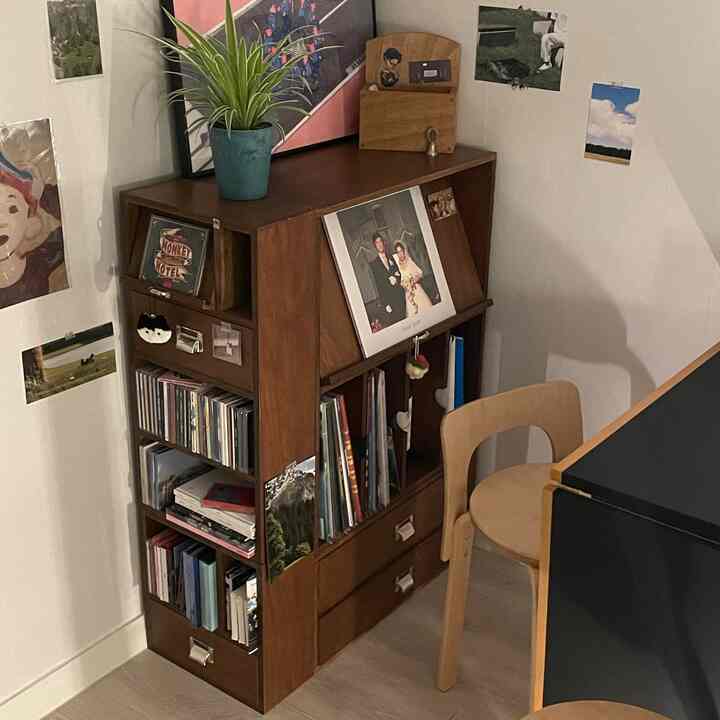 💭
一座に集まってこそ安心



#lp #lp収納場 #lp章 #サイドテーブル #コラボレーション #cd #カーテン 
＃木材＃収納棚＃家具＃ショーケース＃棚＃カーテン＃本棚＃植民地時代＃植物＃ポスター＃壁飾り＃ルームツアー＃ブラックインテリア＃木製インテリア＃木材家具＃家具 