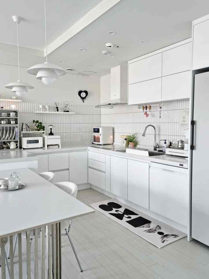 #凄いリビューアー 
久しぶりに新しいキッチンマットに変えたらもっと華やかになった我が家のキッチン～
 
 紙、色鉛筆、アクリル絵の具で描いた多彩で豊かな色の調和がユニークで綺麗に見えます。
受け取ったらすぐに洗ったのですが、抜けがなく、掃除機もすっぽん〜押さないでいいですね。

肌触りもボドルボドル柔らかく厚みも厚くて長時間立っていても足も楽でふわふわです。  
モダンながらもユニークなデザインなので、家のあちこちどこでもよく似合うと思います〜

#キッチンインテリア家電 #新婚家屋 #キッチン家電 #キッチンインテリア #トゥヌ #tounou #キッチンマット #バルマット
＃かわいいテム最高屋＃キッチンマットおすすめ＃発売マットおすすめ＃新婚プレゼント＃家の贈り物 

