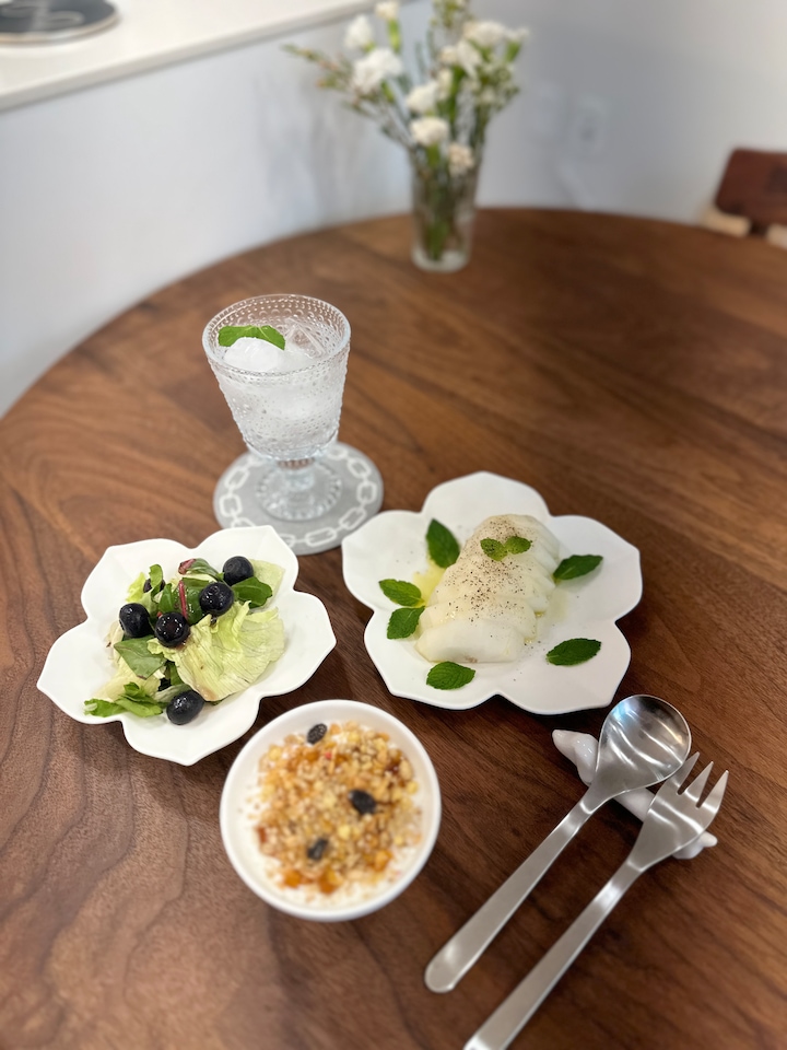 Eunseol Matte Porcelain Pedestal Cup & Plate Set (4-Piece Gift Set) user photo