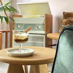 바닐라 아이스크림에 에스프레소 가득 부어 아포카토 한 입 🍦☕️
한 입 한 입 먹을 때마다 
입안 가득 퍼지는 달콤하고 진한 맛☺️
이 무더위도
이 바쁜 일상도 
잠시 잊게 만드는 시간이에요. 💘💘
#affogato #coffeetime #아포카토 #커피타임 
#집에서제일바빠 #오늘의우리집 #30평형아파트 #신축아파트 #아파트인테리어 #거실인테리어 #북유럽인테리어 #미드센츄리 #미드센츄리모던 #미드센츄리인테리어 
