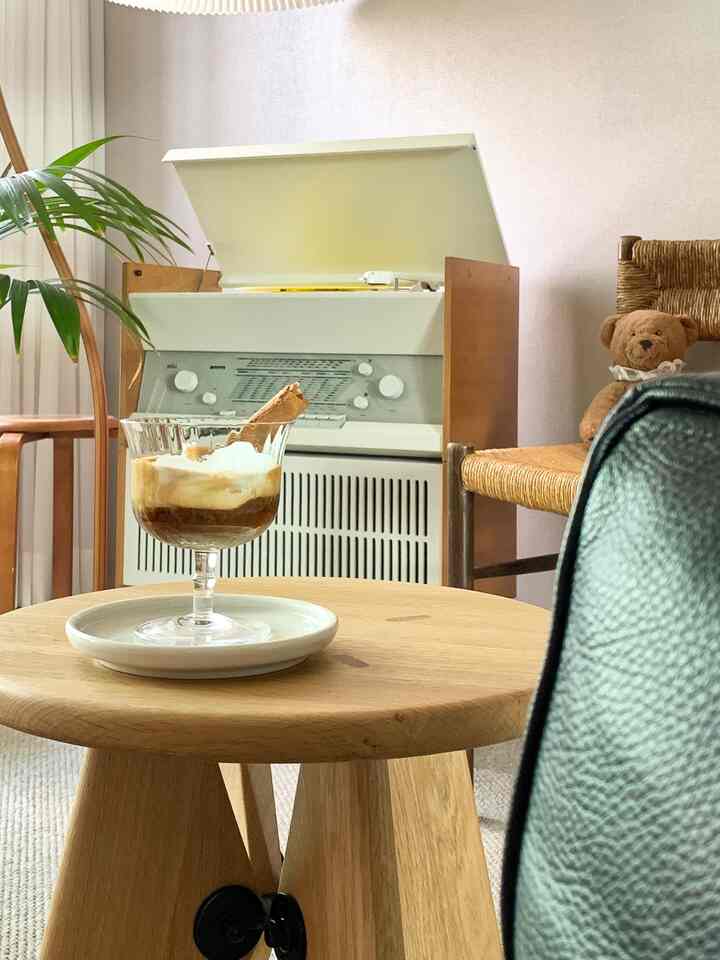 バニラアイスクリームにエスプレッソいっぱい注ぎ、アポカト一口🍦☕️

一口一口食べるたびに 
口の中に広がる甘く濃い味☺️

この暑さも
この忙しい日常 
しばらく忘れさせる時間です。 💘💘
 
#affogato #coffeetime #アポカト #コーヒータイム 
＃家で最も忙しい＃今日の私たちの家＃30バランスアパート＃新築アパート＃アパートインテリア＃リビングインテリア＃北欧インテリア＃ミッドセンチュリー＃ミッドセンチュリーモダン＃ミッドセンチュリーインテリア 
