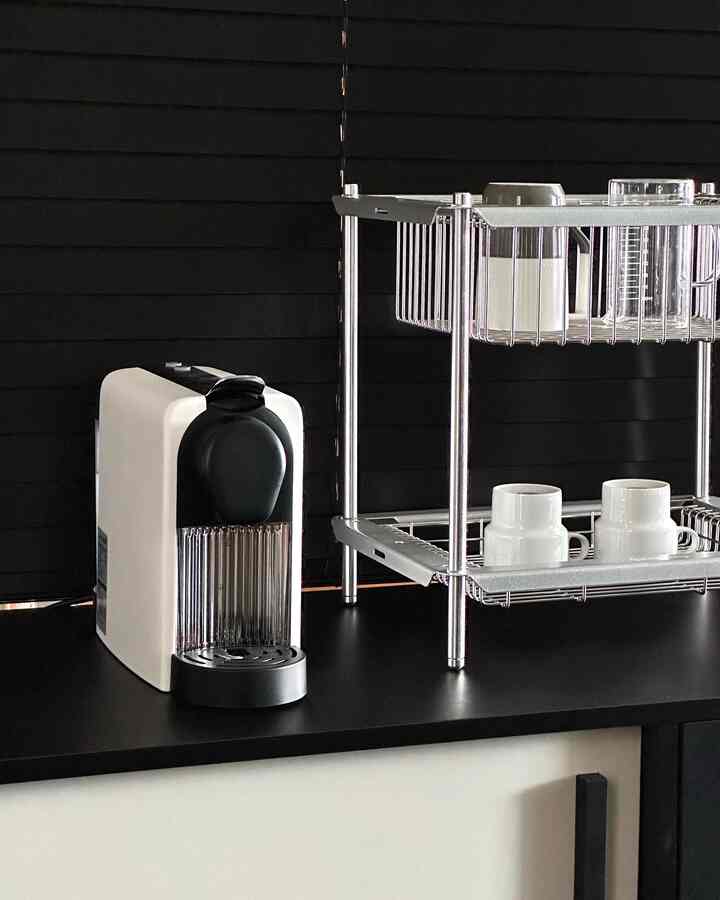 #예쁜템최고야

暑い夏によく合うシルバートレイ🩶

活用度の高いマルチトレイで
3段でキッチンで食器乾燥通りに使ったり
2段で棚の上に載せておくのもいいです:)

トロリーのように足をホイールに交換して
収納必要なスペースへの書き込みも活用満点✨

デザインもすっきりとしたラインながら
スチール素材で管理も楽なアイテムですよ👍🏻

@5penmonday  #식기거치대 #설거지거치대 #미니테이블 #인테리어테이블 #오픈먼데이 #수납함 #수납테이블 #수납트롤리 #트롤리추천 #오피스트롤리 #trolley