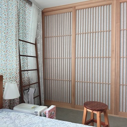 침실을 공간분리하여 간살도어를 달았다. 간살도어 뒤에는 시스템행거가 있어서 드레스룸 역할 중.
#침실인테리어 #공간분리 #안방공간분리 #간살도어 #드레스룸 #안방드레스룸 #기용목공소 