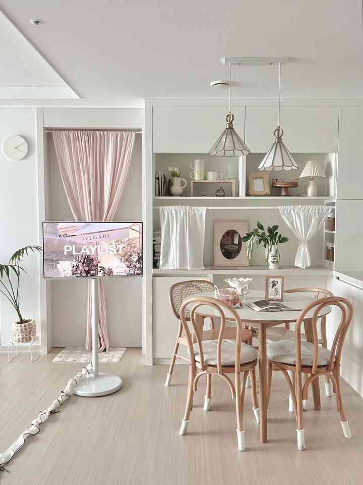 ホワイトと木目調が調和したキッチン、丸テーブルと木製の椅子が配置された自然で温かみのあるインテリア