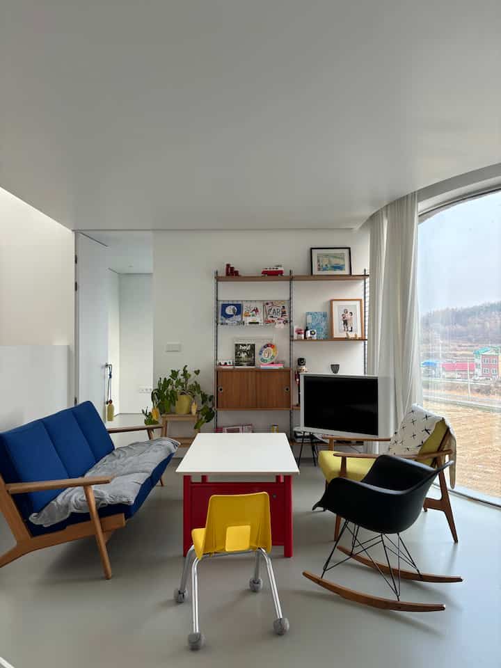 A second-floor living room where you can feel the four seasons through curved windows.
#Tambourine House #매니테이블 #tambourinehouse #임스체어 #한스베그너 #빈티지가구 #스트링시스템 #셰리프티비 #스쿨스태킹체어 #거실인테리어 #리빙룸