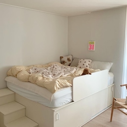 #연재형시리즈
나에게 맞는 침대 프레임 찾기🛏️
(1) 벙커 수납침대
집꾸미기를 시작하고 꽤 여러 침대 프레임을 사용해보았는데요
그 중에서 만족스러웠던 제품들 리뷰해보려고 합니다🥰
벙커 수납침대는 넉넉한 수납과 공간활용이 필요한 분들께 추천드려요
#ftc5기이야기 