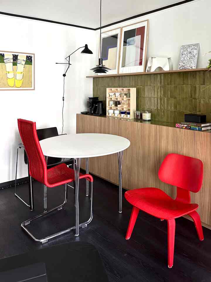 #今日のカット 

Red on point today ♥️

#tovhaus #midcenturymodern #designedtolast #interiordesign #homestyling #homedecor #roomtour #living #aesthetic #decorinspo #homeinspo #solebich #トーブハウス #ミッドセンチュリー #ホームスタイリング #ホームデコ #デザインデザイナー #リビングインテリア家具