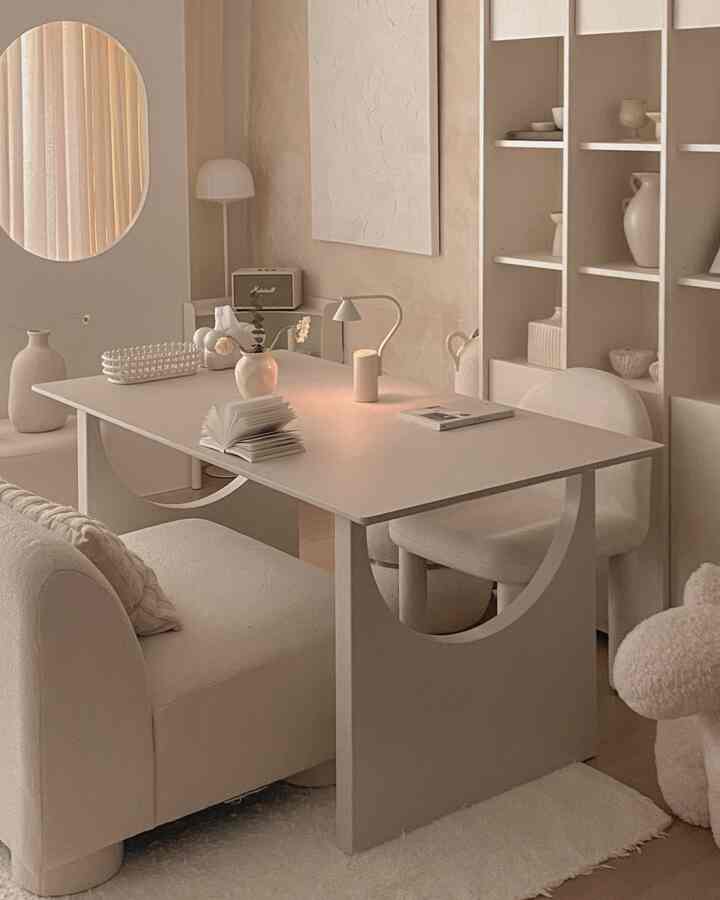 ベージュトーンのダイニングルーム、シンプルなダイニングテーブルと椅子が配置された自然な色合いのインテリア