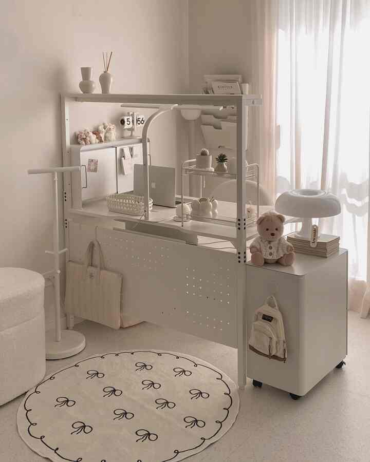 柔らかいベージュと白を基調としたナチュラルな書斎、清潔感あるデスクと円形ラグ、カーテンが調和した温かみのある居心地の良い空間