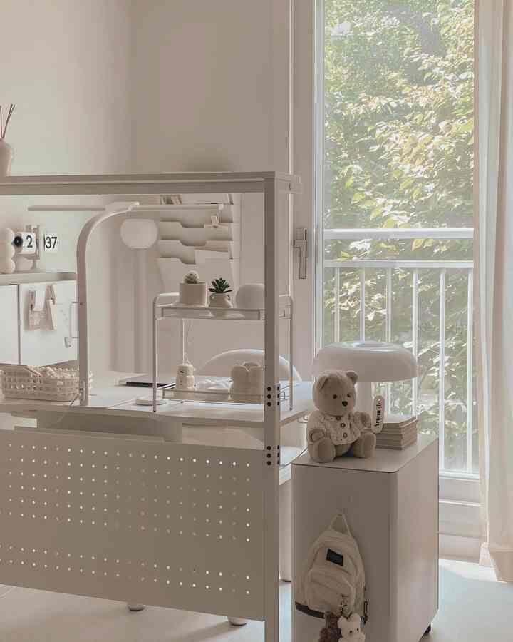 白とベージュのトーンのホームオフィス、整ったデスクとキャビネットが配された雰囲気のあるインテリア