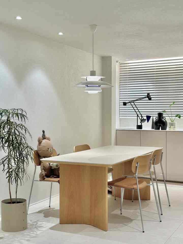 #화이트우드인테리어 #세라믹식탁 #신혼가구 #다이닝인테리어 #다이닝공간 #식집사 #아랄리아 #조명인테리어  #ph5 #tizio #인테리어소품 #화병추천 #화병오브제 #기은세화병
🤍🤎🖤