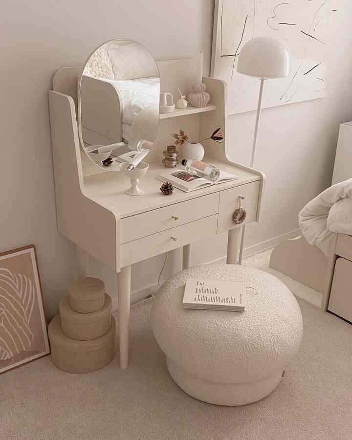 ベージュと白を基調としたパウダールーム、シンプルな化粧台と丸いスツール、フロアランプが配置された落ち着いた空間