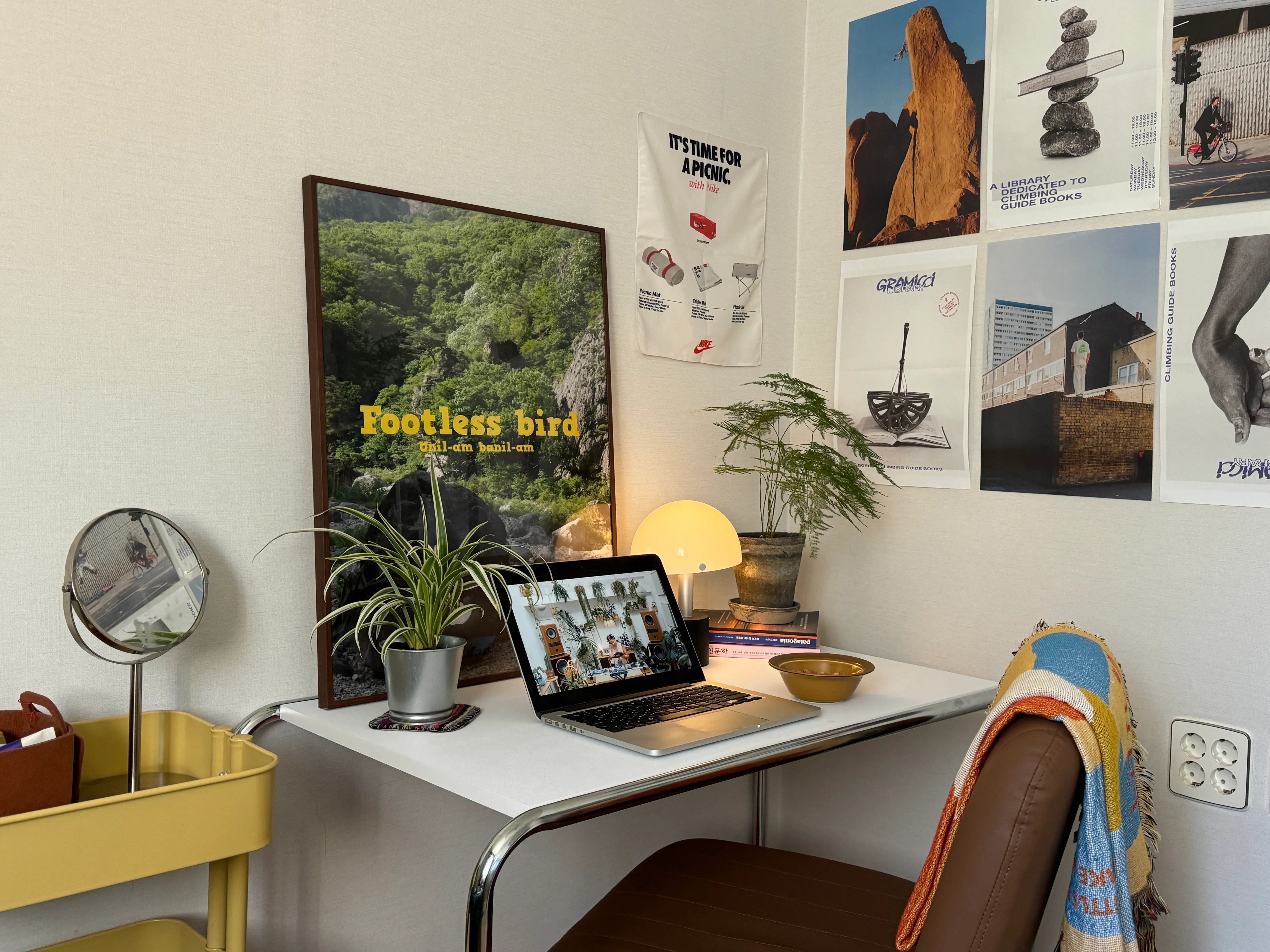 ホームオフィス向けミッドセンチュリーモダンポスターのインテリア