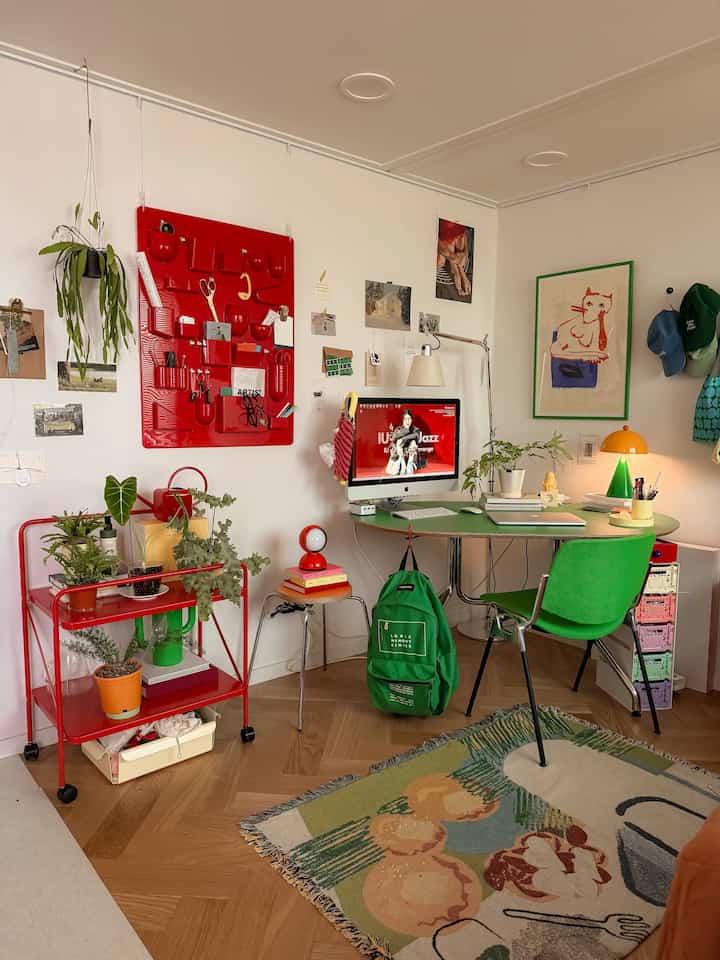 There's nothing wrong with the old saying!
They say that you like red as you get older, but did I know I would like it this much?
These days, if I choose, it's red ❤️ If you just collect red items, you can fill a room! 😆

#My room #원룸인테리어 #컬러의방 #미드센추리모던 #우드인테리어 #인테리어포스터 #조명인테리어 #식집사 #플랜테리어 #내방정원 #서재 #작업실 #홈오피스 #홈스튜디오 #책장 #데스크테리어 #책상꾸미기 #예쁜템최고야 #오늘장면한컷 #데스크테리어족 #집에서제일바빠 #전국내방자랑