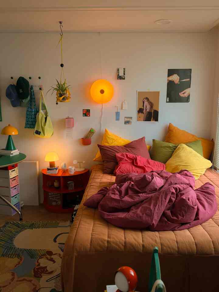 #침실스타일링 
さあ、私の緑の友達....👋🏻

緑はたくさん育てたいのですが、植木鉢を置く場所はあまりありません。 
何よりも伸びる葉の形や揺れが好きなので、私はハンギング植物をもっと育てます。
しかし、ハンギングプランターと呼ばれるデザインも色もとても限定的です。
それでも最近はバターイエローカラーの植木鉢が出てきてそれを書いているのに…。
私は非常に甘い味が好きです、

しかし、プラッツは違います。
ハンギングポッドカバーダングルは、自然が見せる美しい対称性をモチーフにして、ビーガンレザーで作られたポットカバーといいます。
完成したシェープの葉が花びらのようで、モービルのようなもので、ポッドカバー自体でもオブジェのようです。
とてもきれいですか？  #컬러의방 #미드센추리모던 #인테리어포스터 #조명인테리어 #식집사 #플랜테리어 #내방정원 #오늘장면한컷 #전국내방자랑 #침실인테리어 #침실꾸미기 #오늘의집 #mybdrm #bedroom