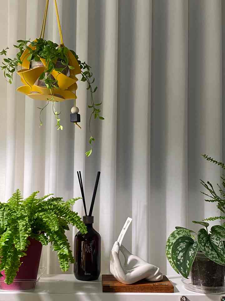 #나도있다크리스마스템 #무드템

今冬で最高のムードと癒しをプレゼントします🌿

#オプタウムの「ペーパーインセンス＆アルテハンドオブジェ」をご紹介します🎁

まるで芸術作品のようなハンドオブジェ
ペーパーインセンスなんてすごくいいです。
残りの24年度とクリスマスムードを輝かせる
十分です💛

🌱オプタムペーパーインセンスは屋内空気質テスト
安全認証したから安心して使いました。

🌱ペーパーインセンスで煙が多いほど香りがたくさん出ます。
個人的に他のインセンスよりも残響がはるかに良いですよ！

🌱30坪空間基準約5〜6時間の香りが持続します
1回3分で合計48回使用可能なので、ムードを楽しむのに十分な量です。

🌱9つのお香だからお好みで選べます 私はフローラル系のお香が好きで「ミッドナイトフローラル」のお香を選びました。

🌱ティーンケースに鉗子としてもペーパーインセンス
ポータブルでも使用可能で一石です。

🌱一緒に来たサンタグローブキーリングのフルーティーなシャシェ
大量購入の良い香りでした！
キーリングでフルーティーな香とは🥰得テムでした！
シャッシェを知っている人の王はお勧めです

特にハンドオブジェボトムウッドトレイ
オプタムが刻まれたゴールドの装飾が高級感を加えてくれます。

ハンドオブジェにペーパーインセンスを燃やす
咲く煙の穴を叩く良い香り
しばらく疲れた心身が休んでいく時間がありました。

私はこの時間がとても良いです。
私のための時間です。
1日3分私のための時間
芸術作品のようなオブジェで加えて素敵な時間をプレゼントしてみてください
私にも大切な人にも요💚

みんな大切な年末になります😊🌿

（香り職人らしいです..👍🏽）
。
。
。
#オブジェ #인테리어소품 #소품선물 #연말선물 #인테리어 #핸드오브제 #페이퍼인센스 #인센스선물 #옵타움 #optatum #planterior #디퓨져 #행잉팟커버 #렉슨조명 #샤쉐 #헤트라스디퓨저