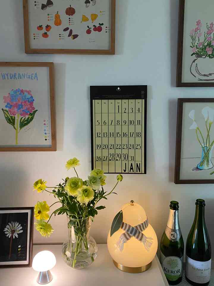 ＃かわいいテム最高です＃コンスープ記録 

🤎新年ビンテージカレンダー🤎

あけましておめでとうございます
年末が何日も残っていないので、一日一年の終わりに向かっています。
とても残念です。

だから25年度はカレンダーをもっと頻繁に見ようとしています。
日付がこんなに行って今日は一日も昨日になりました
思い出になるということをもっと知って
一日一日を大切にしたいです。

何か行くことはありませんが
一日の大切さをもう少し感じてみましょう😊💛

消える一日、もっと大切にするため
カレンダーを準備します。

とにかくカレンダーはきれいです。
ヴィンテージタイリングカレンダーはとても素敵で、もっと頻繁に見ると思います🤎

一緒に置いたバタフライの花はもっと満開でとてもきれいですハハ🌼

隣のワインボトルは、酒蒸しのノンアルコールワインボトルですよ👀
一緒に撮るのでとても素敵でした😎🤟🏽

きれいな人と一緒にいる年末はとても良いです。

みんな今年残りの日に大切な時間になりますように😊🌱
。
。
。
#2025ヴィンテージタイリングカレンダームードライトインテリア＃ムードライト 
