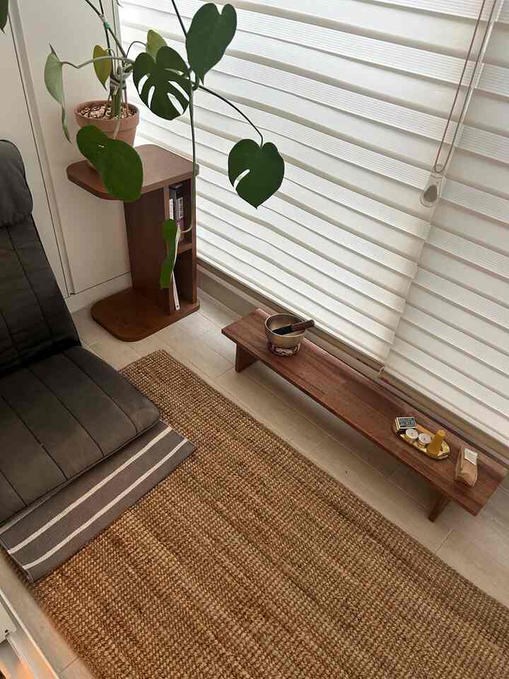 ナチュラルカラーのリビング、木製家具とラグが配置された雰囲気のあるインテリア