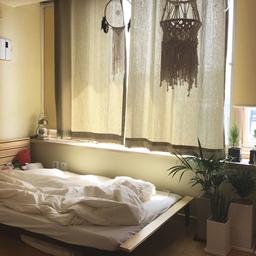 파티션 너머 소박한 침실입니다 여름이 지나가서 톡톡한 이불로 바꿔봤어요.
파티션 덕분에 독립된 침실 느낌이 들어서 좋아요! 여기에 캔들워머 조명만 켜두면 나만의 아늑한 침실 완성!